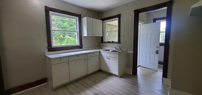 Building Photo - Huge 4-bedroom house