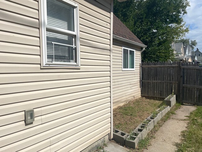 Building Photo - 2 Bed -1 Bath - Single Family Home, Recent...