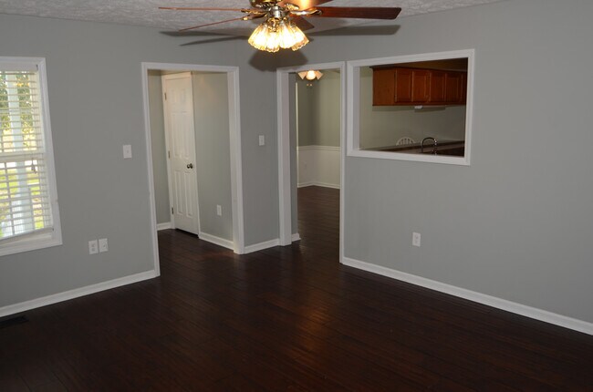 Building Photo - HUGE DETACHED GARAGE with 12' Door! 3 Bed/...