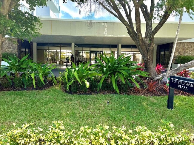 Building Photo - 10000 W Bay Harbor Dr