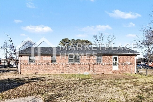 Building Photo - 201 Larkwood Dr SW