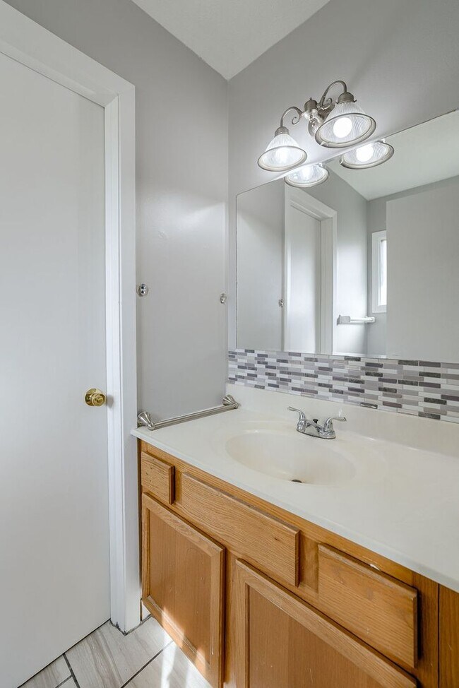 Building Photo - Conveniently Located 3 Bedroom Bellevue Home!!