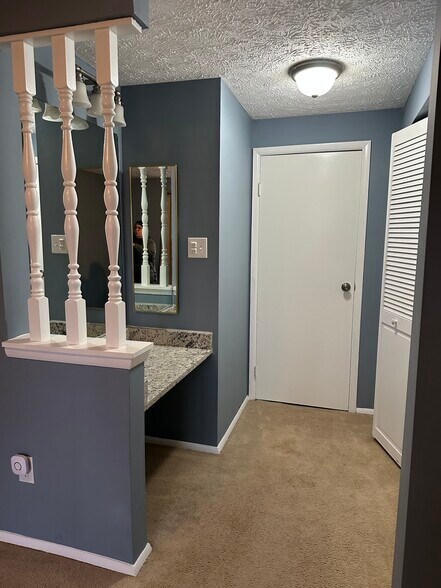 Building Photo - 8018 Grandview Ct