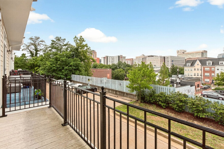 Building Photo - 65 Linden Pl