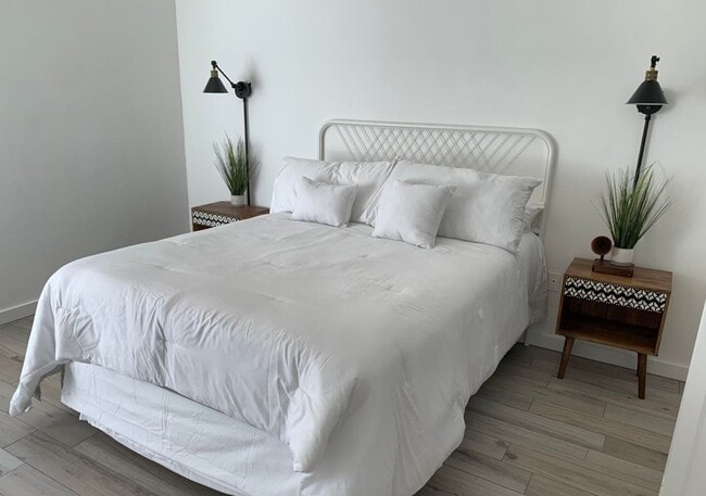 Building Photo - Option with 1 Month Free rent! 1 Bedroom with UTILITIES included!