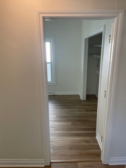 Looking across the hall into the second bedroom - 1219 State St