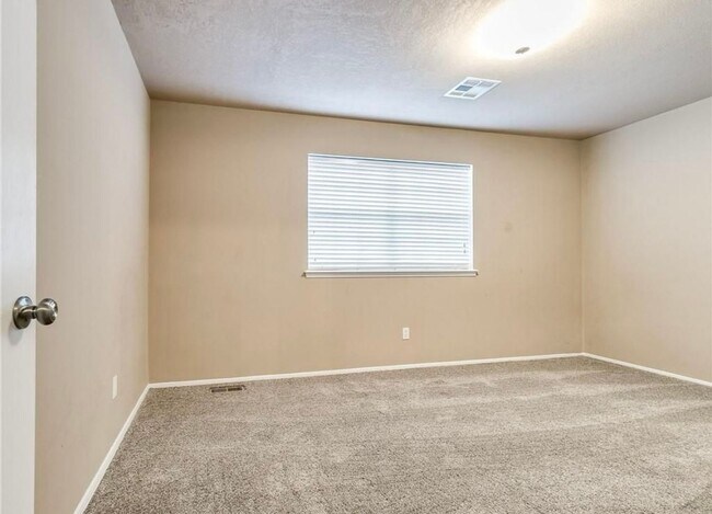 Building Photo - Spacious 4-Bedroom / 3-Bathroom Home in a Prime NW OKC Location!