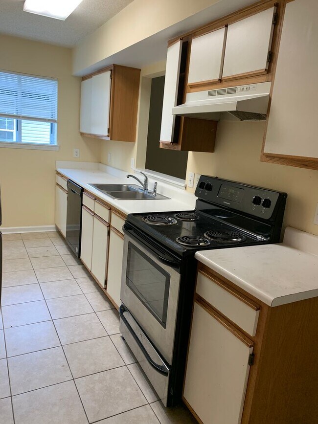 Building Photo - 135 Charter Dr