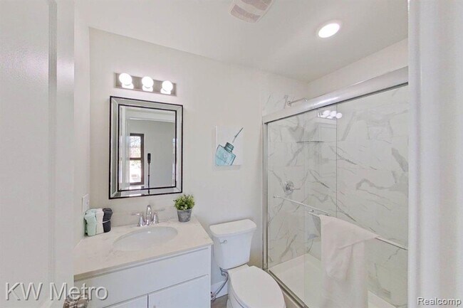 Building Photo - 695 Livernois St