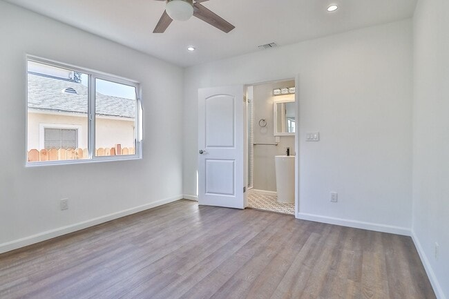 Building Photo - MOVE-IN READY 5BR w/pool + guest unit w/half bath!