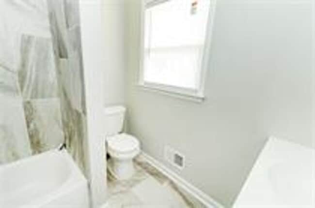 Building Photo - Spacious 3 Bedroom SFH