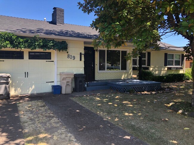 Building Photo - Live Large in the Heart of NW Corvallis!