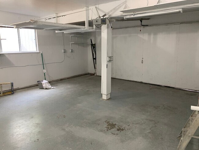 Building Photo - 3406 Bristol Ct