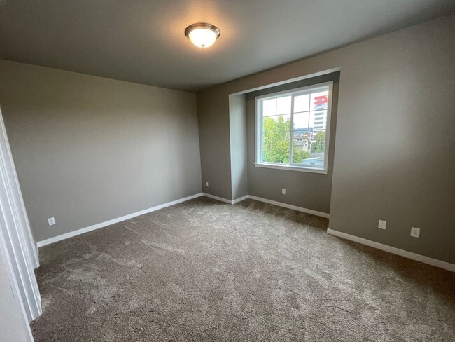 Building Photo - NEW 4 Bedroom / 4.5 Bath Duplex. A/C in every bedroom