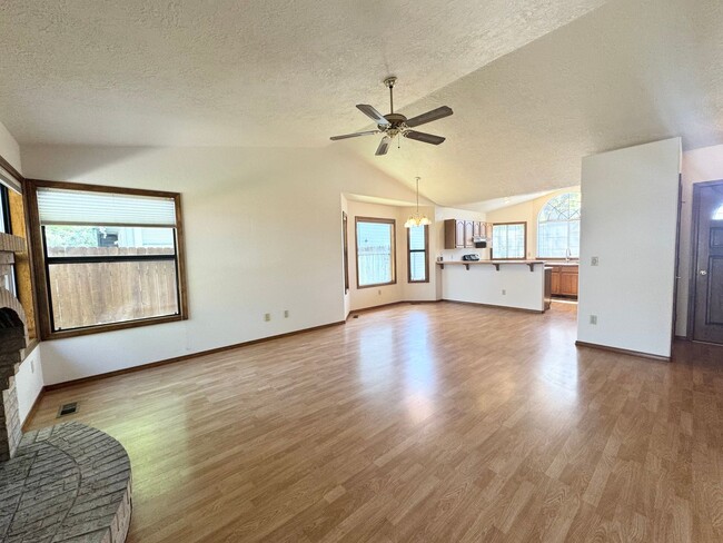 Building Photo - Now leasing in West Boise! This single-lev...