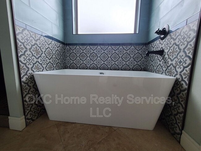 Building Photo - 4800 Hambletonian Ln