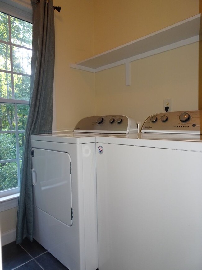 Building Photo - 4 Bedroom 3.5 bathroom Rental Home in Ford...