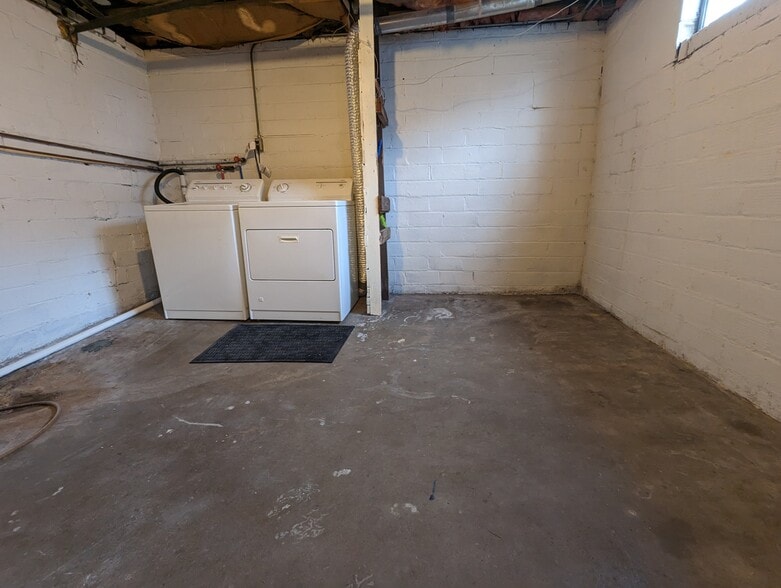 Lots of storage space - 3607 Franklin Ave