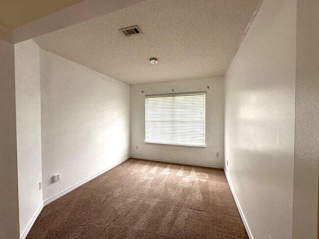 Building Photo - 139 Steeplechase Dr