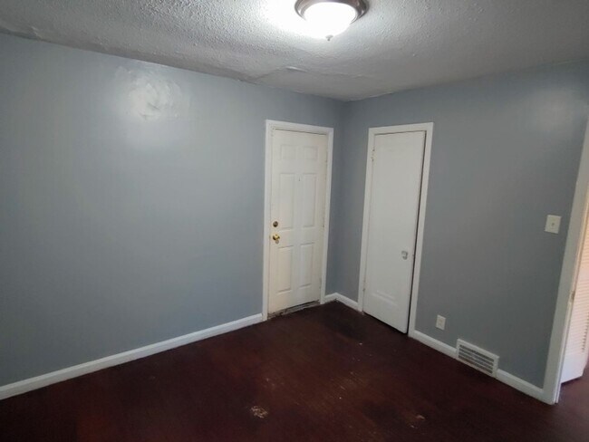 Building Photo - 3 bedroom 1 bath bungalow now available! -...