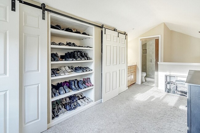 Building Photo - Furnished! Updated 3bed/3bath! 1 car garag...