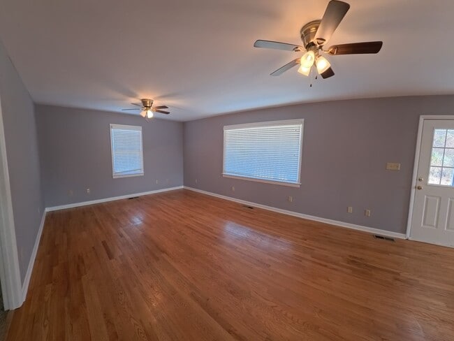 Building Photo - Lovely Home All on one Level