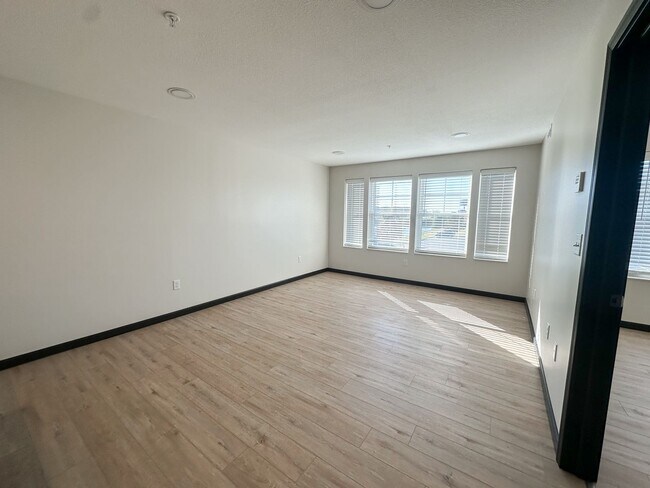 Building Photo - New! Beautiful 1 Bed, 1 Bath Apartment in ...