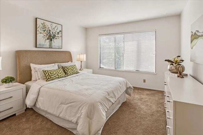Building Photo - Bright Campbell Condo with Vaulted Ceilings & Private Balconies