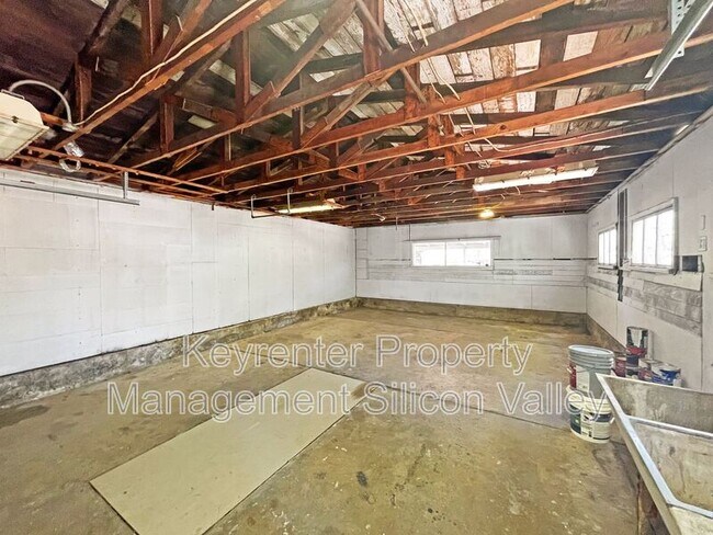 Building Photo - 3115 Calzar Dr