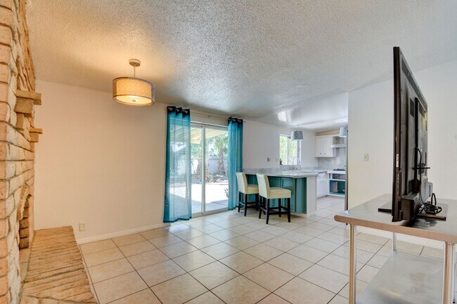 Building Photo - SPARKLING POOL! 4 BEDROOM