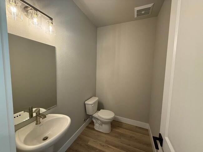 Building Photo - Spacious home in Bremerton.  Apply today t...