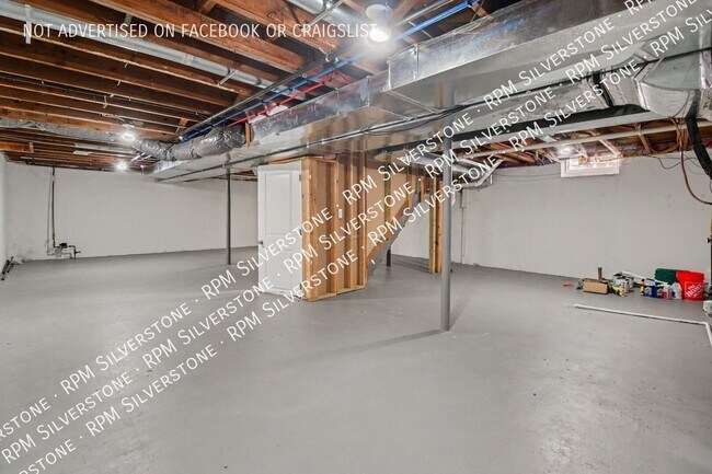 Building Photo - 829 N Dorchester Ave