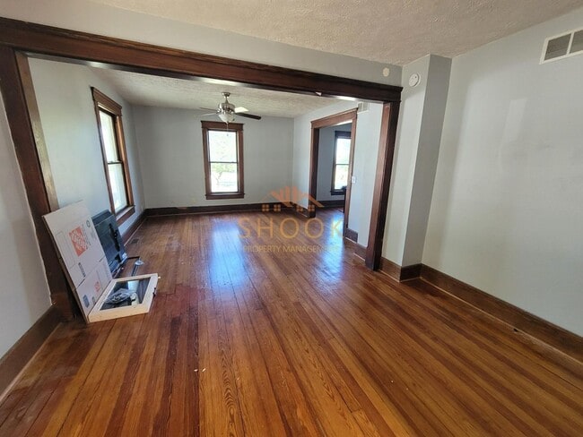 Building Photo - LARGE DOWNTOWN HOME LESS THAN 2 MILES FROM...