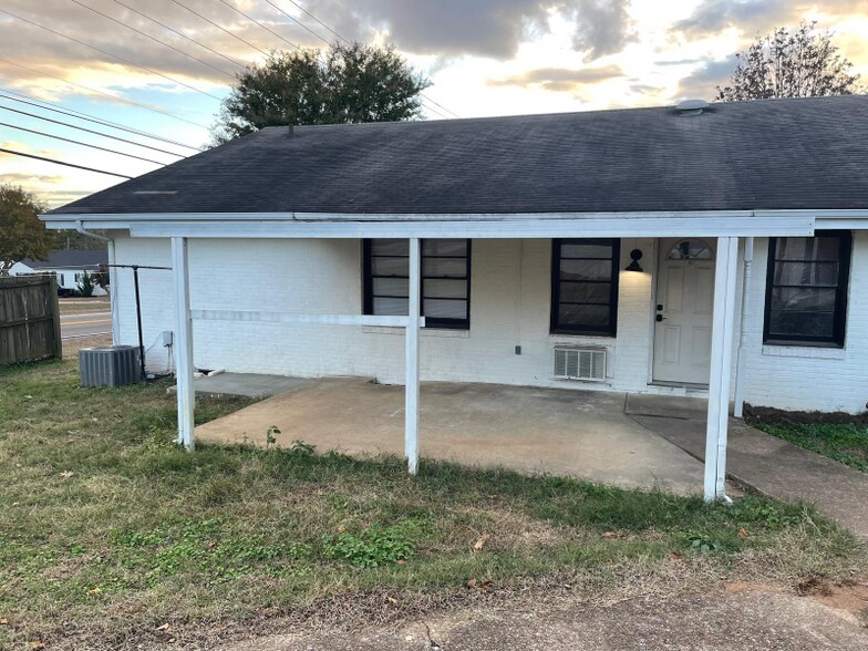 Building Photo - 1600 E 29th St