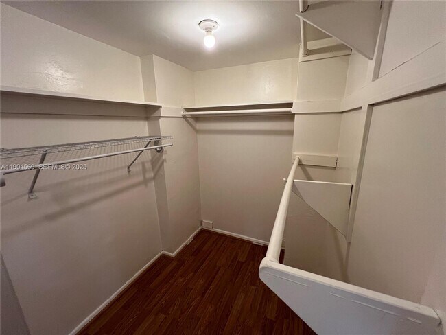 Building Photo - 1301 NE Miami Gardens Dr