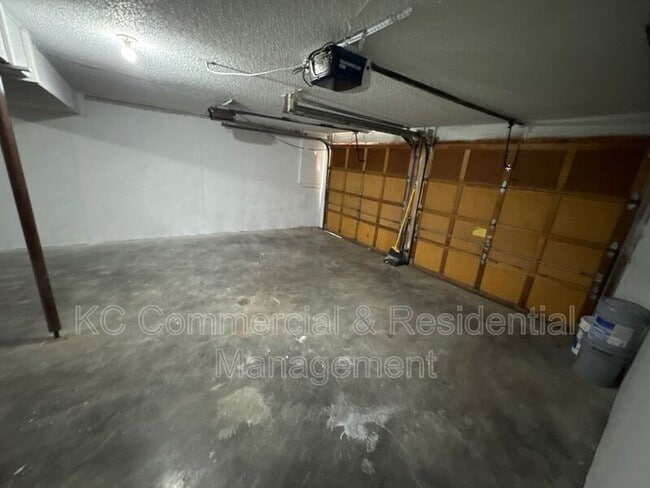 Building Photo - 5716 N London Ave