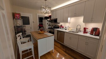 Building Photo - 54 Saxton St