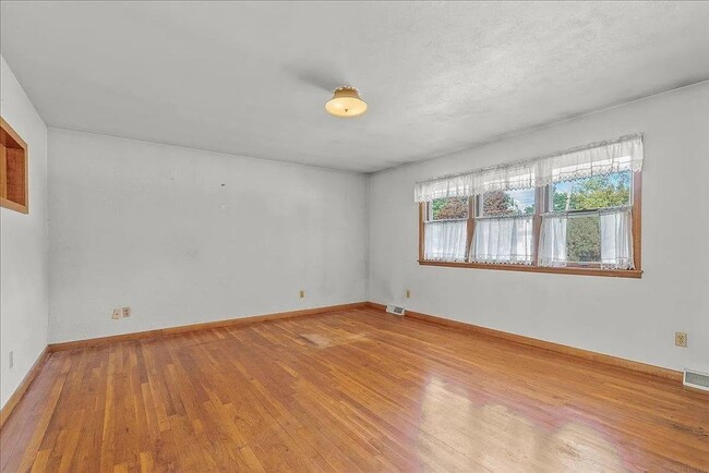 Building Photo - 4 Bedroom 2 Bath House in Cedar Falls walking distance to uni campus