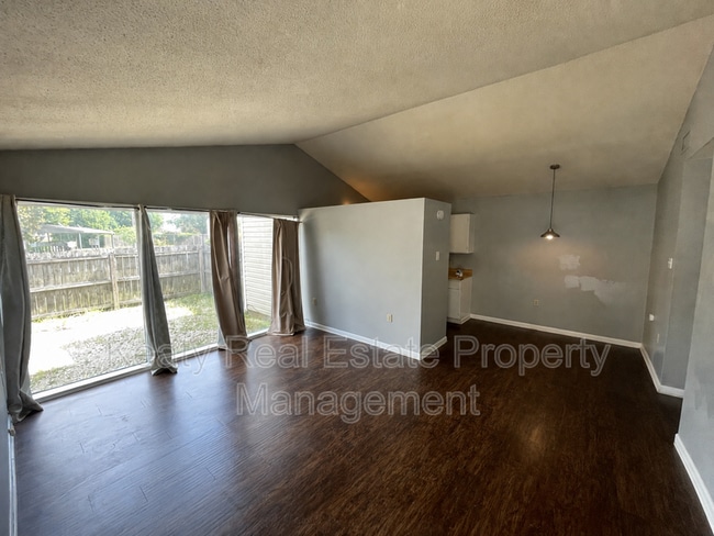 Building Photo - 405 Fox Run Ave