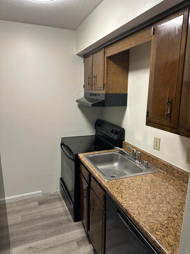 Building Photo - 451 Westwood Dr