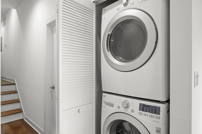 Building Photo - 832 W Erie St