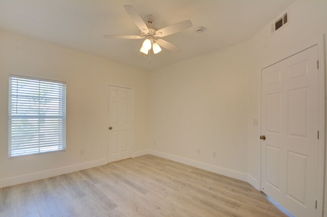 Building Photo - Gorgeous two bedroom two bathroom condo in...
