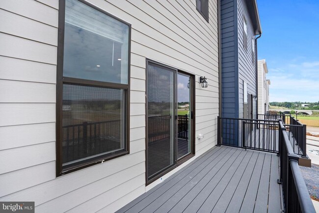 Building Photo - 572 Union St