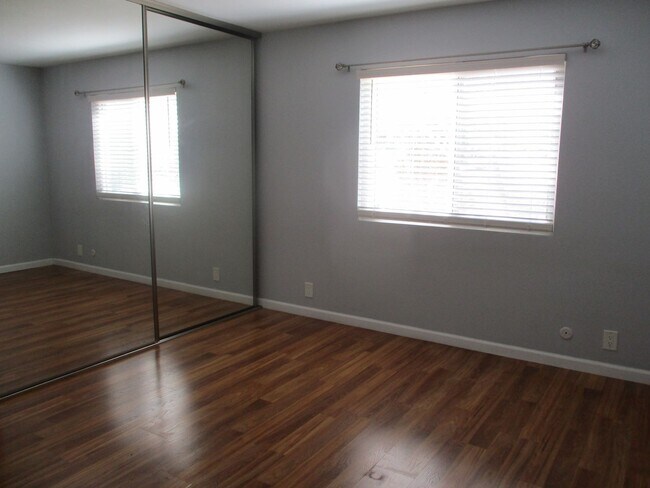 Building Photo - Desirable & Spacious Pt Loma Fully Updated 1 BDR 1 BA Apartment