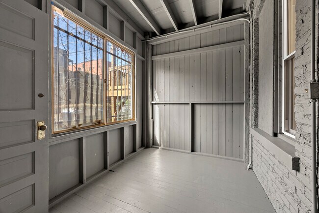 Building Photo - 915 W Newport Ave