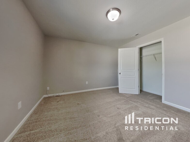 Building Photo - 350 Pillow Ln