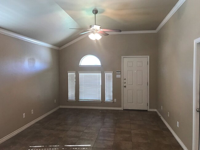Building Photo - Beautiful 3bed/2bath Duplex near Clear Cre...