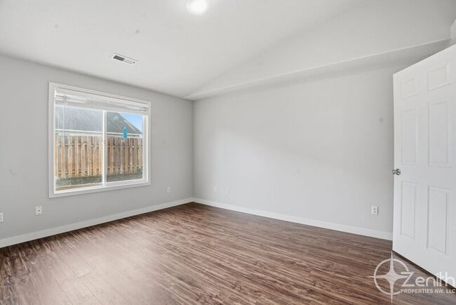 Building Photo - 15605 NE 92nd St