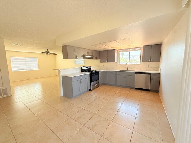 Primary Photo - AVAILABLE NOW!!! 2 Bed 2 Bath Upstairs Apa...