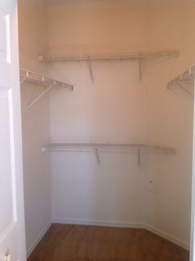 Building Photo - Hamptons At Metrowest - 2/2 Condo with balcony!!